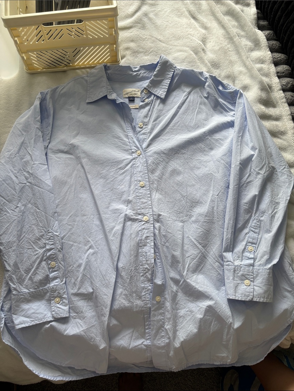 Universal Thread Light Blue Women's Button-Down Shirt